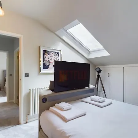 The Hideout King Bed/W Tv Free Parking Villa Cheltenham Exterior photo